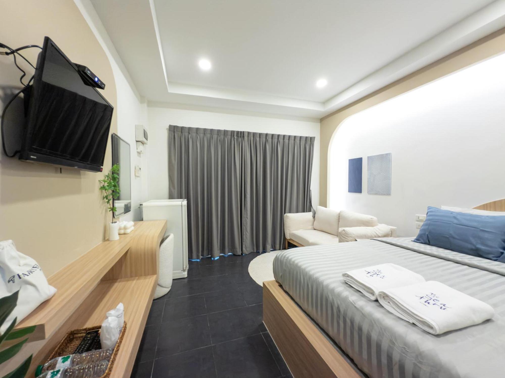 Hotel The Seathru Koh Larn Pattaya