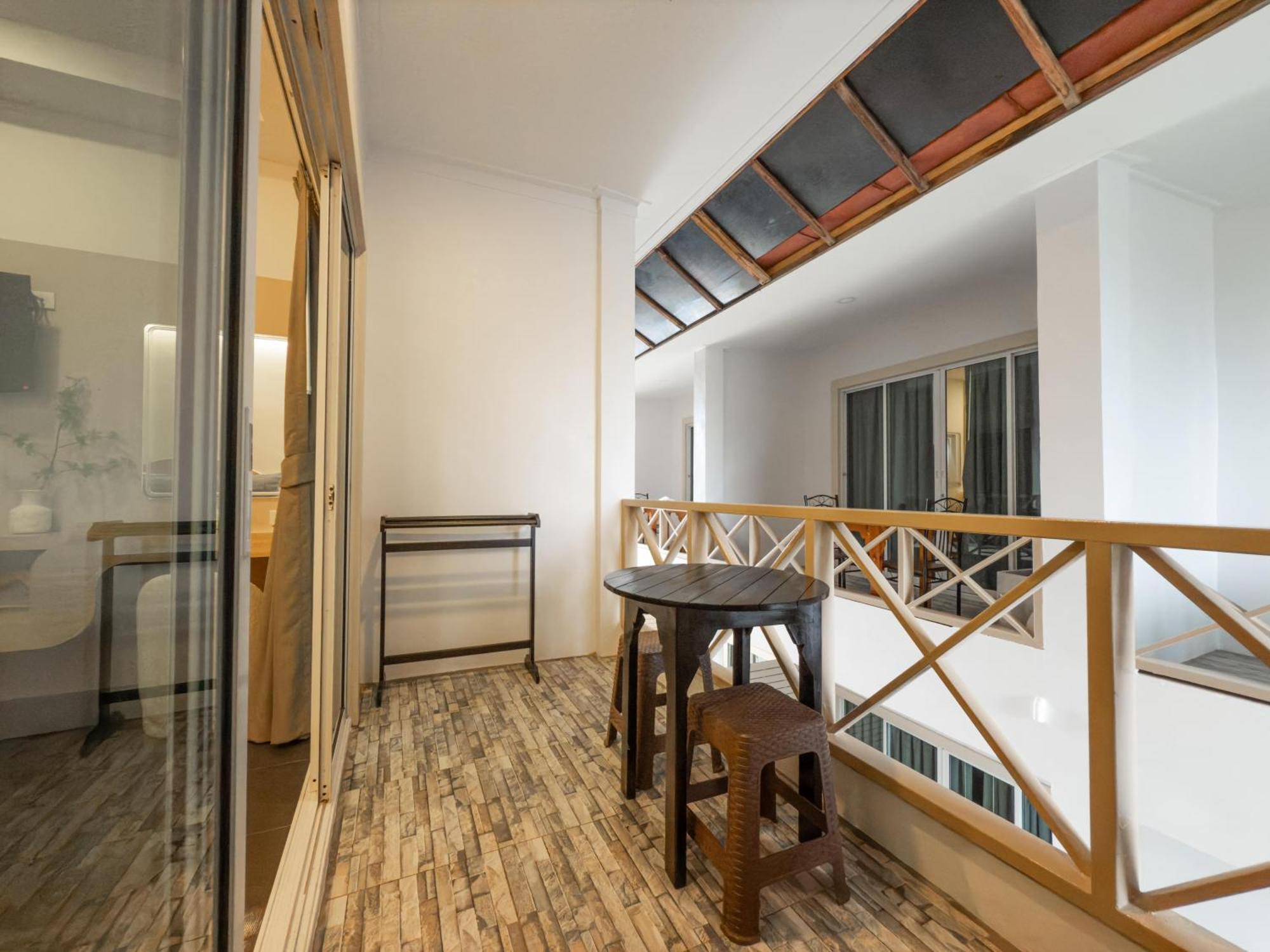 Hotel The Seathru Koh Larn Pattaya